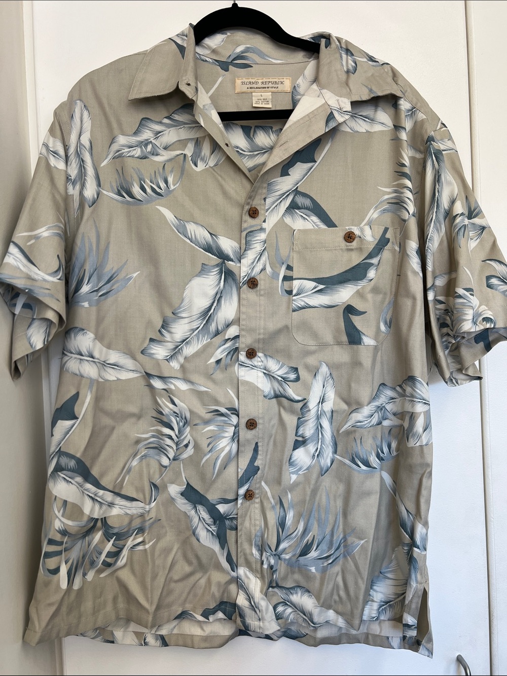 Island Republic Button-Down Feather Print Short Sleeve Shirt Men’s Large